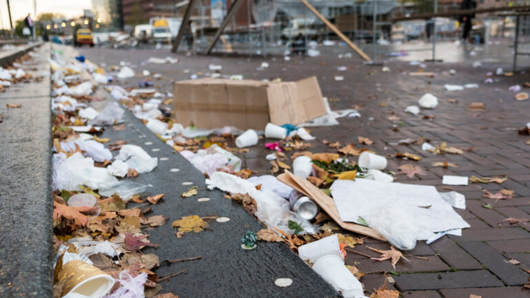 Un mozzicone di sigaretta è soltanto tabacco e carta, si può quindi gettare per strada o disperdere nell’ambiente senza sentirsi in colpa